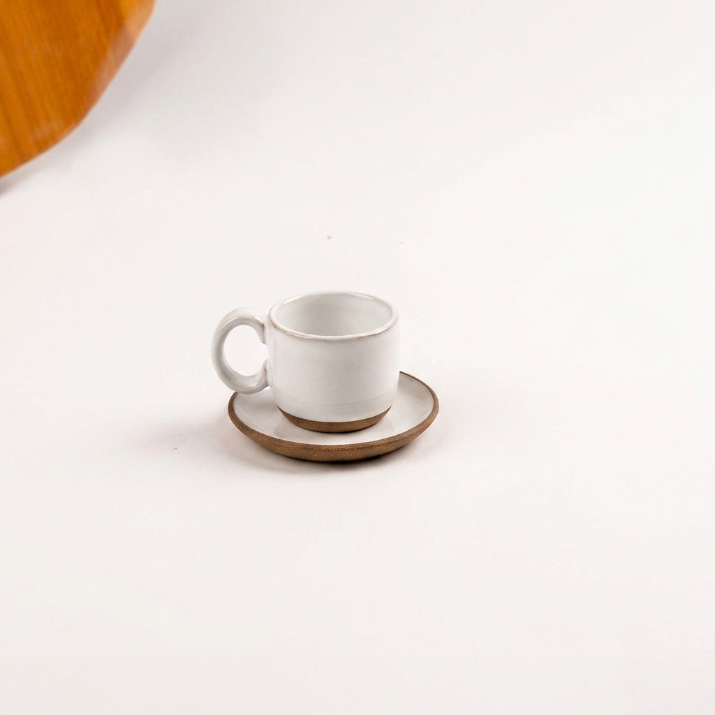 Xícara  Alça Arco em cerâmica artesanal — tamanho 50ML, argila Cappuccino, esmalte Branco AMME
