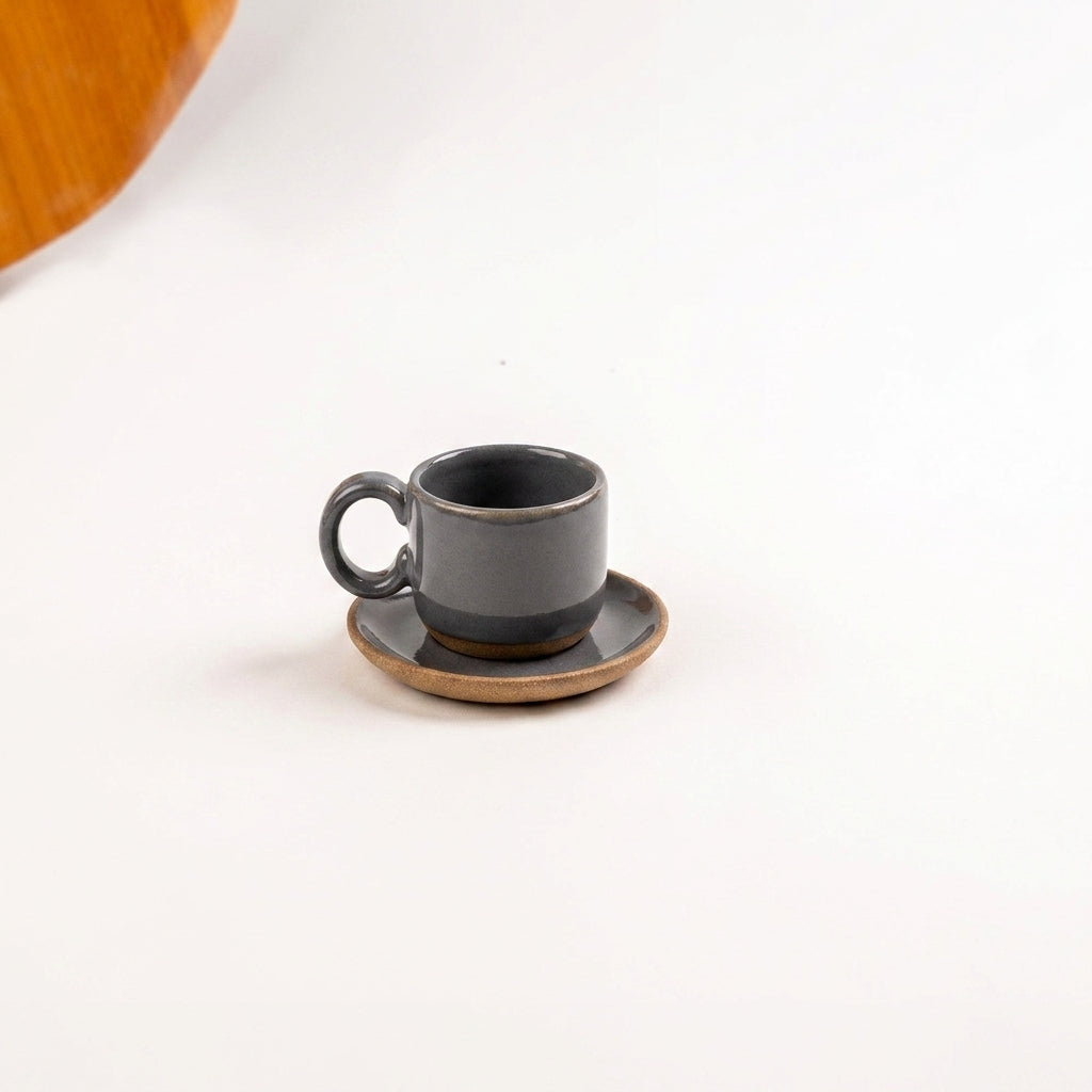 Xícara  Alça Arco em cerâmica artesanal — tamanho 50ML, argila Cappuccino, esmalte Grafite
