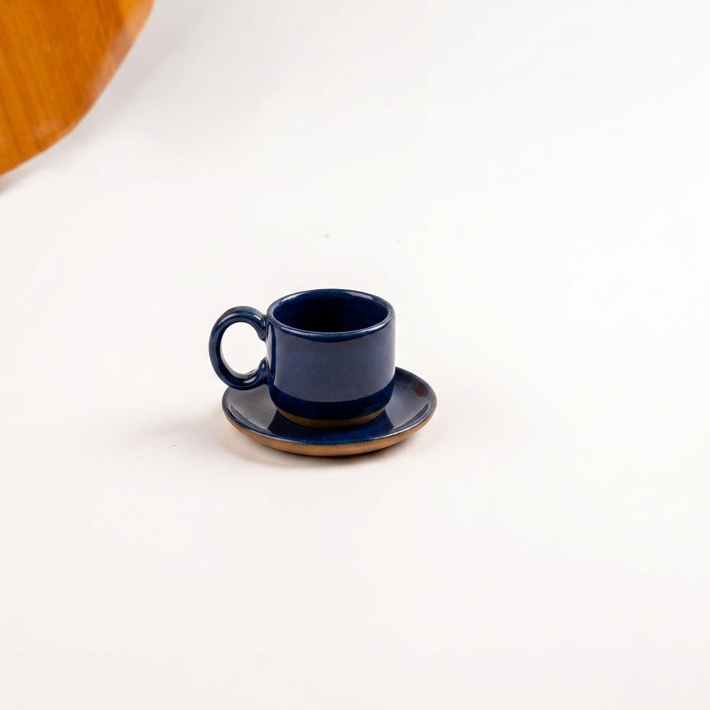 Xícara  Alça Arco em cerâmica artesanal — tamanho 50ML, argila Cappuccino, esmalte Lazuli