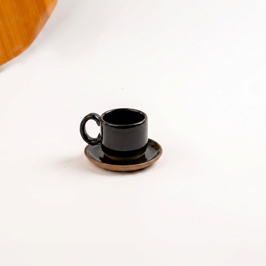 Xícara  Alça Arco em cerâmica artesanal — tamanho 50ML, argila Cappuccino, esmalte Preto Ébano