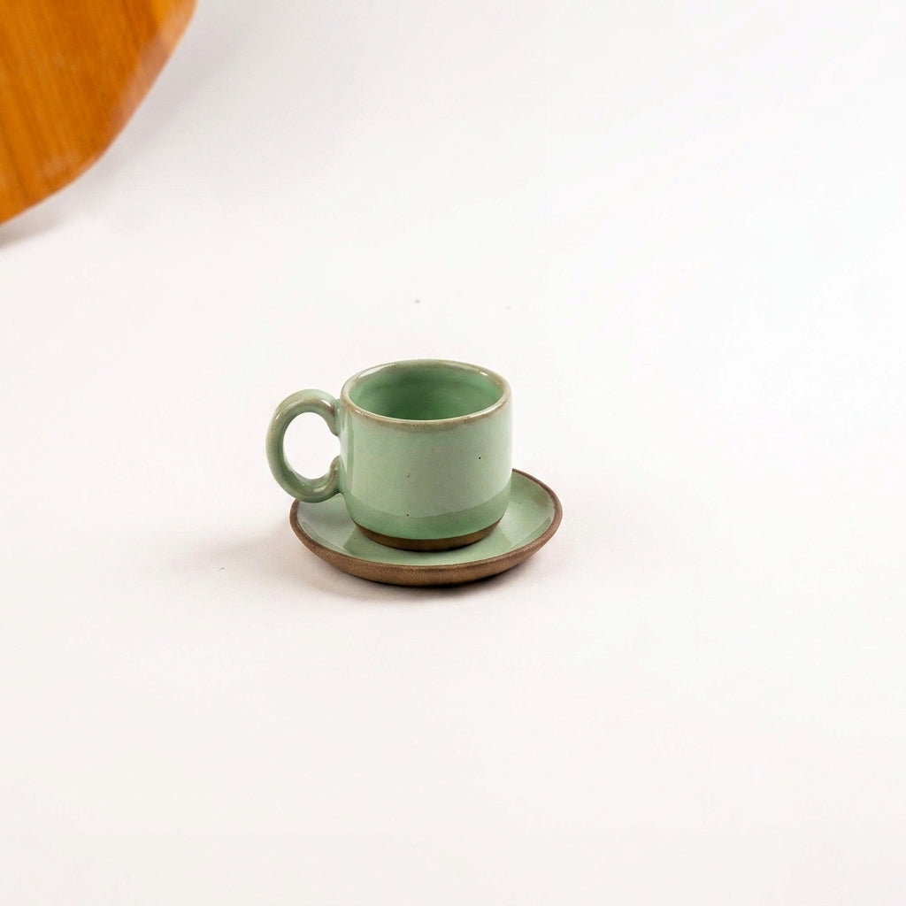 Xícara  Alça Arco em cerâmica artesanal — tamanho 50ML, argila Cappuccino, esmalte Verde Menta