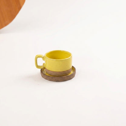 Xícara Borda Reta em cerâmica artesanal — tamanho 100ML, argila Cappuccino, esmalte Amarelo Intenso