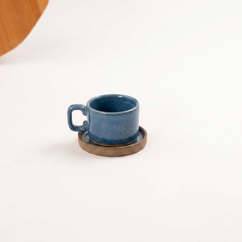 Xícara Borda Reta em cerâmica artesanal — tamanho 100ML, argila Cappuccino, esmalte Azul Safira