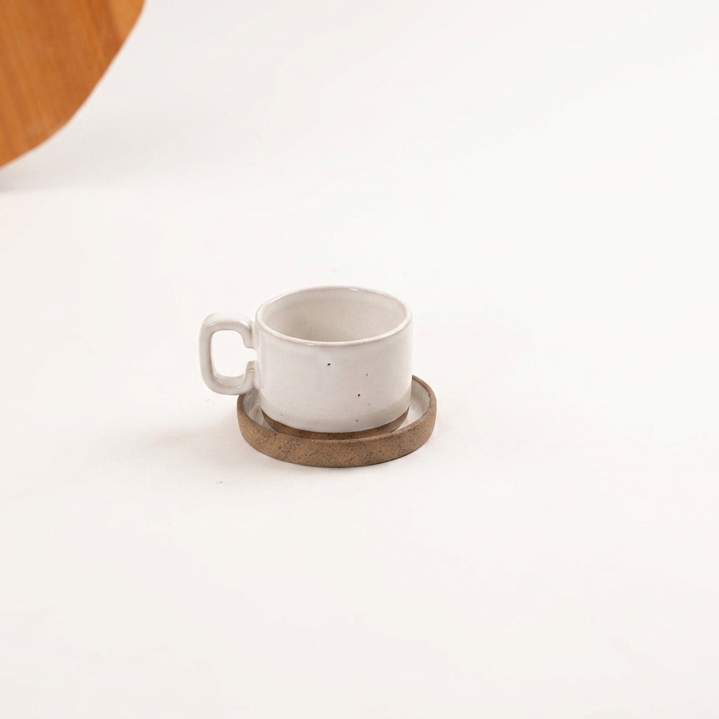 Xícara Borda Reta em cerâmica artesanal — tamanho 100ML, argila Cappuccino, esmalte Branco AMME