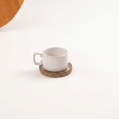 Xícara Borda Reta em cerâmica artesanal — tamanho 100ML, argila Cappuccino, esmalte Branco AMME