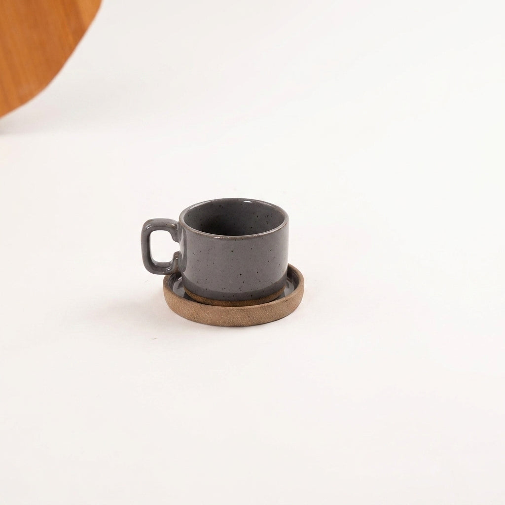 Xícara Borda Reta em cerâmica artesanal — tamanho 100ML, argila Cappuccino, esmalte Grafite