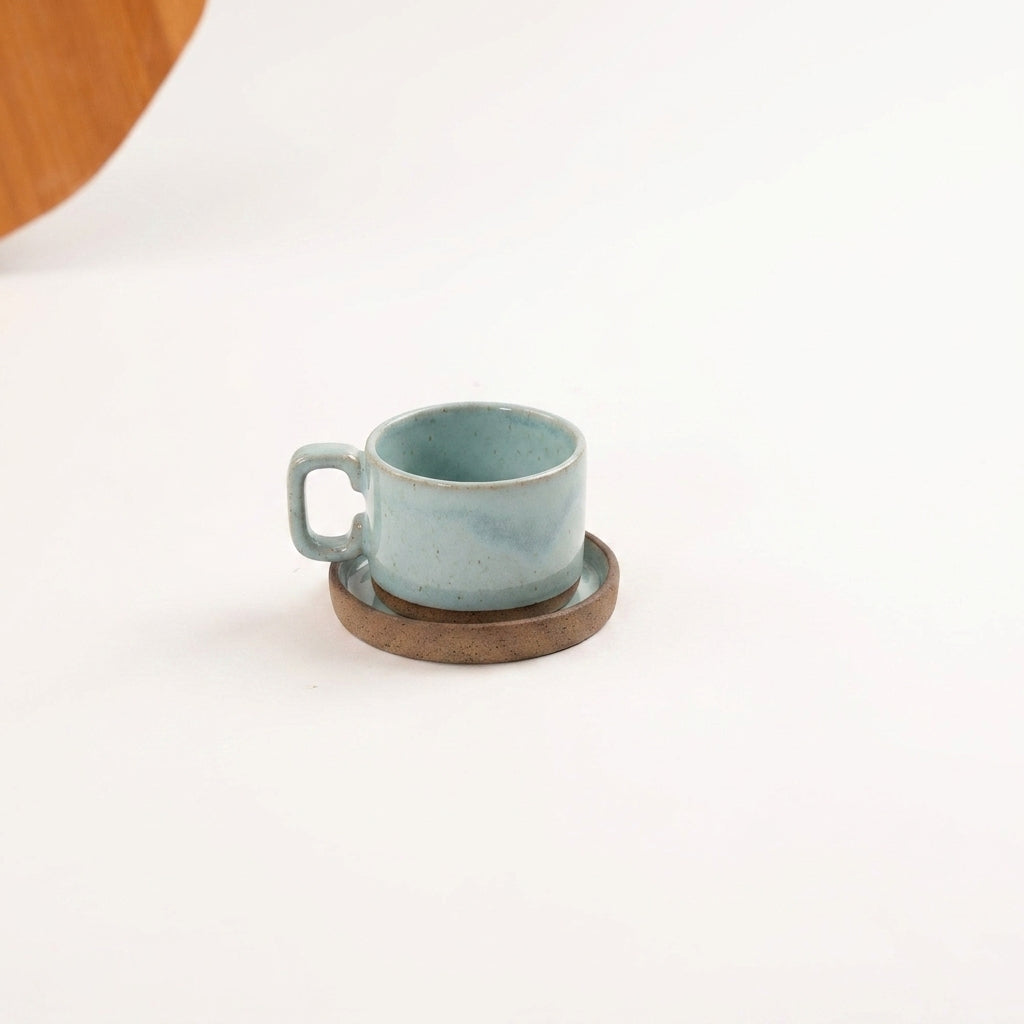 Xícara Borda Reta em cerâmica artesanal — tamanho 100ML, argila Cappuccino, esmalte Jujuba