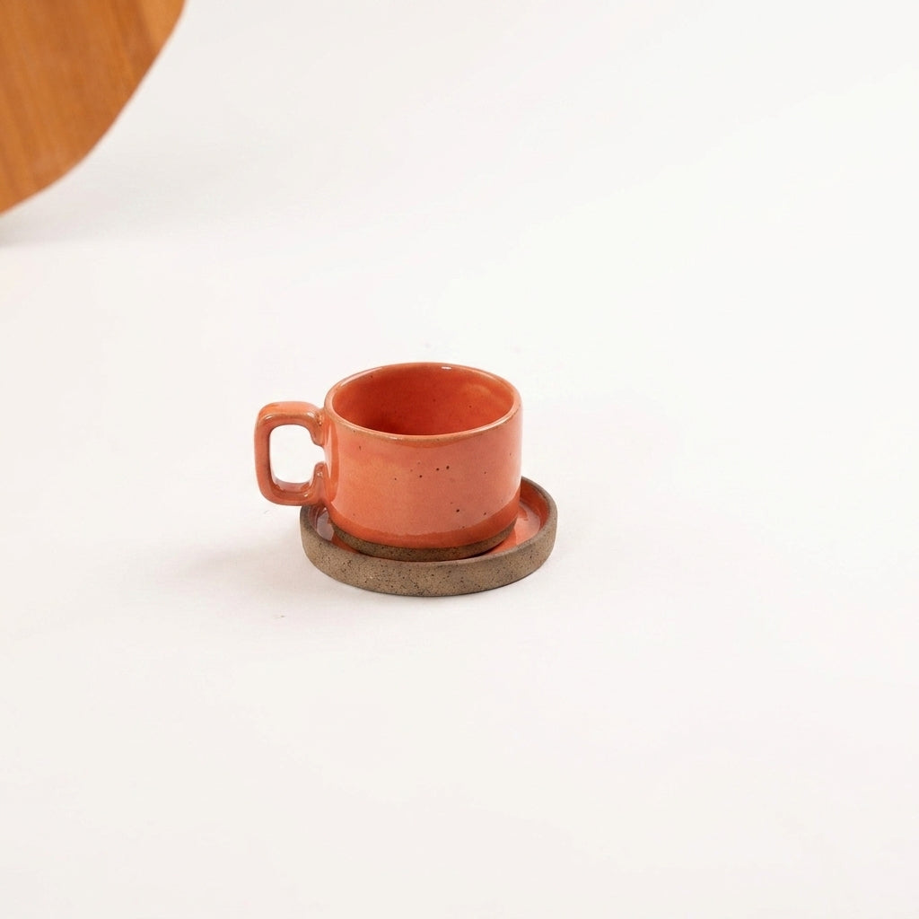 Xícara Borda Reta em cerâmica artesanal — tamanho 100ML, argila Cappuccino, esmalte Laranja Intenso