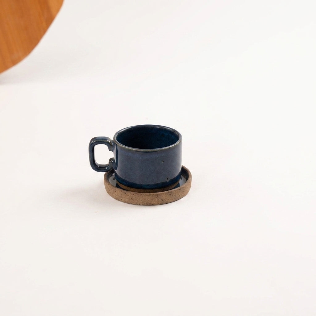 Xícara Borda Reta em cerâmica artesanal — tamanho 100ML, argila Cappuccino, esmalte Lazuli