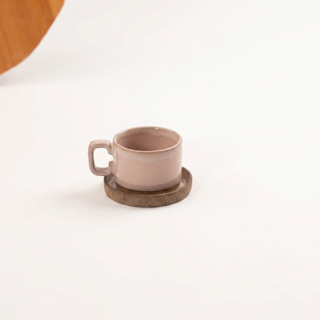 Xícara Borda Reta em cerâmica artesanal — tamanho 100ML, argila Cappuccino, esmalte Nude