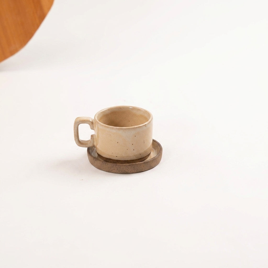 Xícara Borda Reta em cerâmica artesanal — tamanho 100ML, argila Cappuccino, esmalte Pedra Sabão