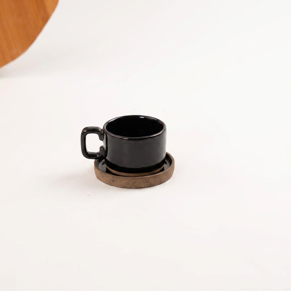 Xícara Borda Reta em cerâmica artesanal — tamanho 100ML, argila Cappuccino, esmalte Preto Ébano