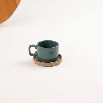 Xícara Borda Reta em cerâmica artesanal — tamanho 100ML, argila Cappuccino, esmalte Verde Exército