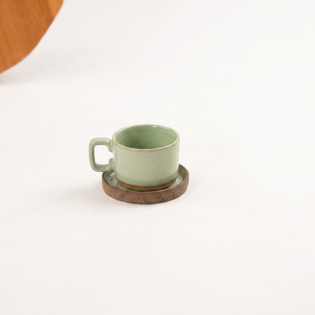 Xícara Borda Reta em cerâmica artesanal — tamanho 100ML, argila Cappuccino, esmalte Verde Menta