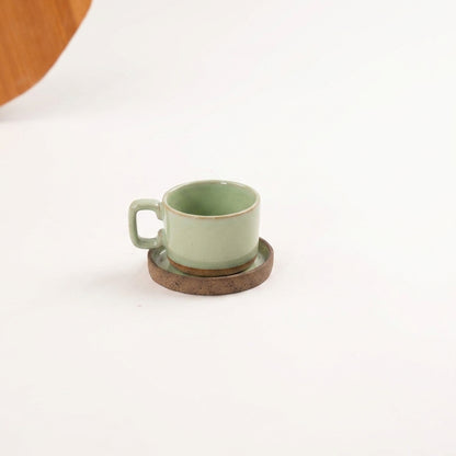 Xícara Borda Reta em cerâmica artesanal — tamanho 100ML, argila Cappuccino, esmalte Verde Menta