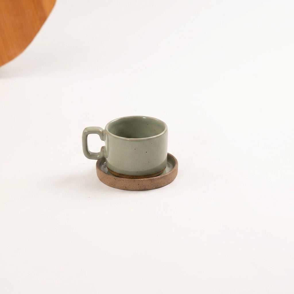 Xícara Borda Reta em cerâmica artesanal — tamanho 100ML, argila Cappuccino, esmalte Verde Pompeia