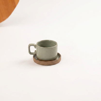 Xícara Borda Reta em cerâmica artesanal — tamanho 100ML, argila Cappuccino, esmalte Verde Pompeia