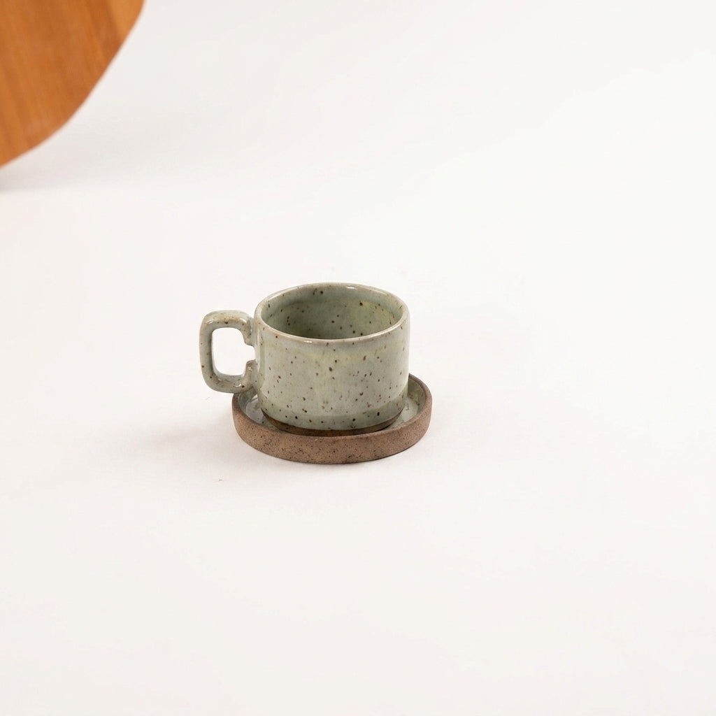 Xícara Borda Reta em cerâmica artesanal — tamanho 100ML, argila Flocos, esmalte Verde Pompeia