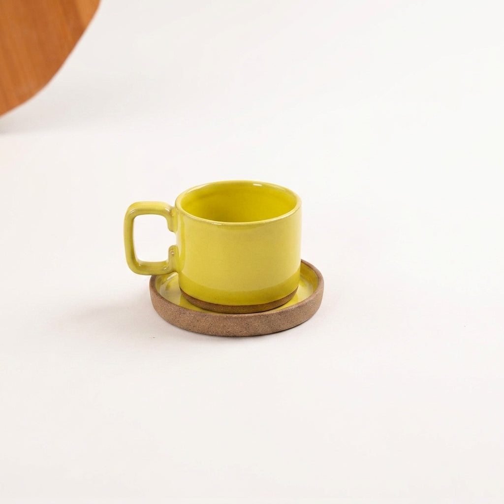 Xícara Borda Reta em cerâmica artesanal — tamanho 180ML, argila Cappuccino, esmalte Amarelo Intenso