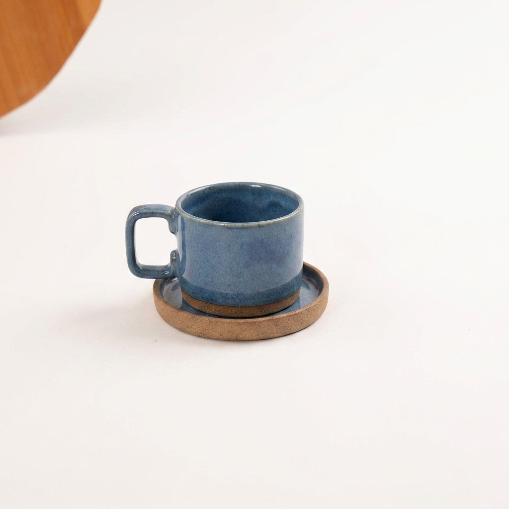 Xícara Borda Reta em cerâmica artesanal — tamanho 180ML, argila Cappuccino, esmalte Azul Safira