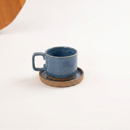 Xícara Borda Reta em cerâmica artesanal — tamanho 180ML, argila Cappuccino, esmalte Azul Safira