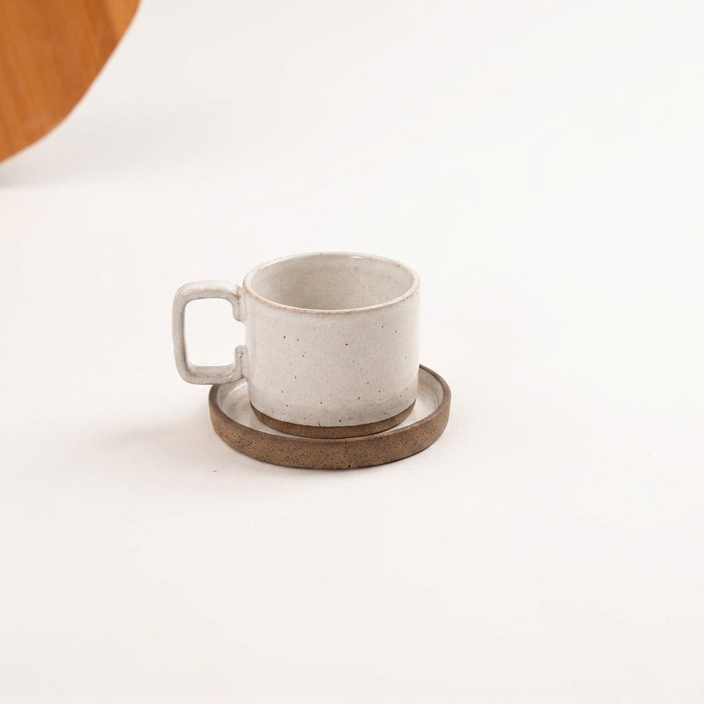 Xícara Borda Reta em cerâmica artesanal — tamanho 180ML, argila Cappuccino, esmalte Branco AMME