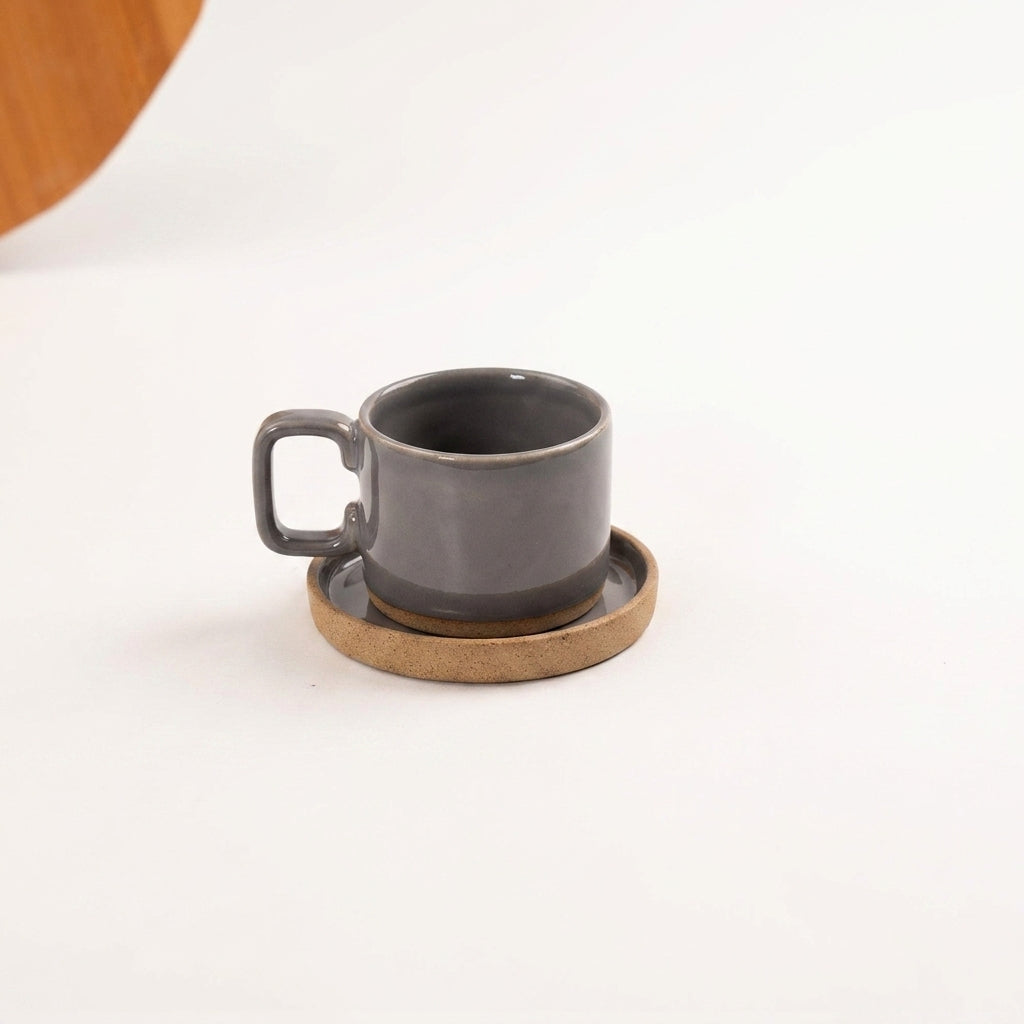 Xícara Borda Reta em cerâmica artesanal — tamanho 180ML, argila Cappuccino, esmalte Grafite
