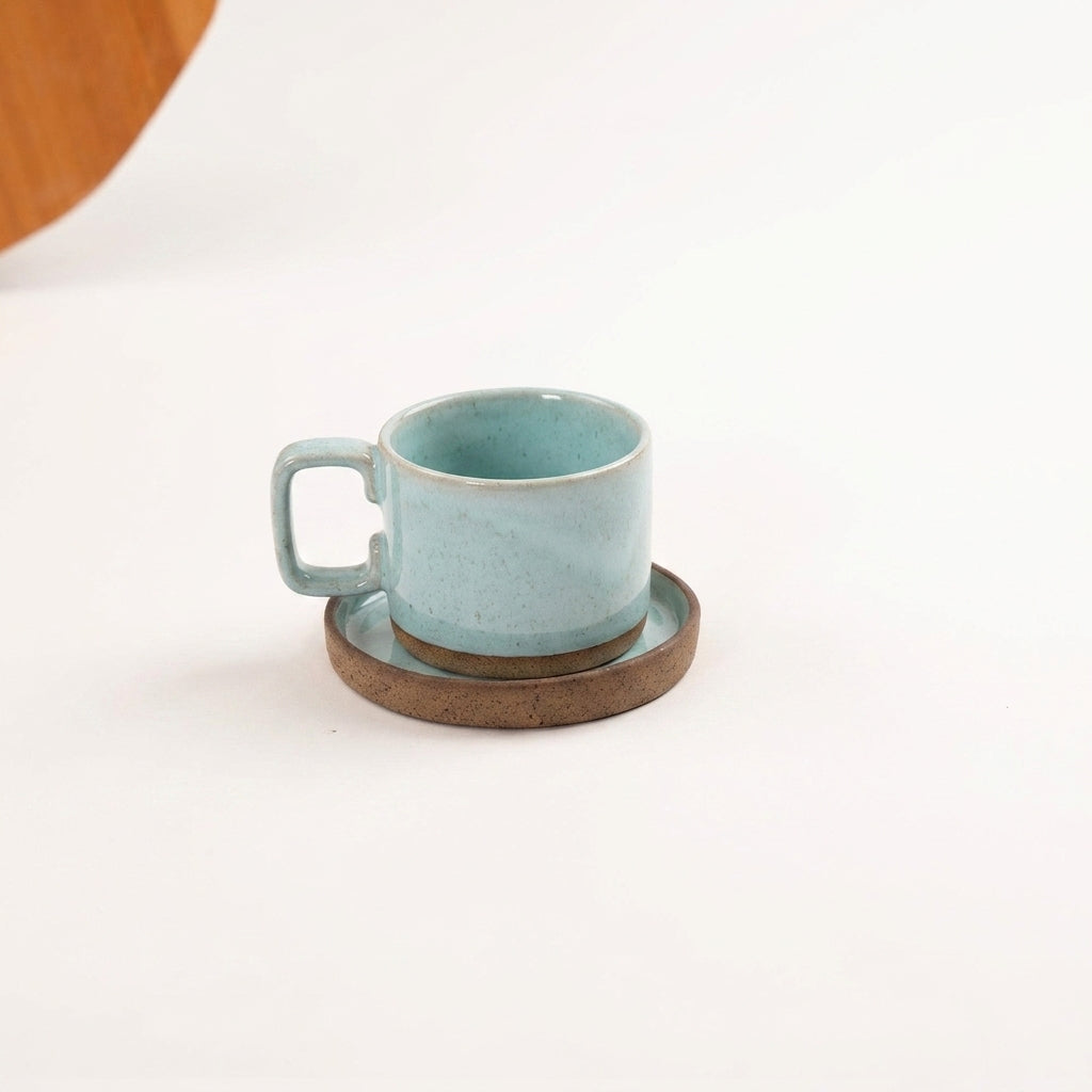 Xícara Borda Reta em cerâmica artesanal — tamanho 180ML, argila Cappuccino, esmalte Jujuba