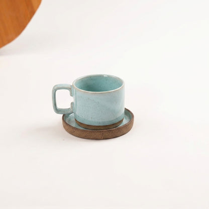 Xícara Borda Reta em cerâmica artesanal — tamanho 180ML, argila Cappuccino, esmalte Jujuba
