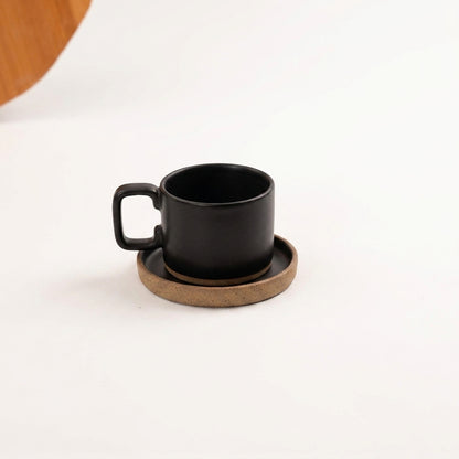 Xícara Borda Reta em cerâmica artesanal — tamanho 180ML, argila Cappuccino, esmalte Preto Acetinado