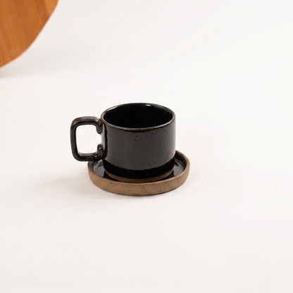 Xícara Borda Reta em cerâmica artesanal — tamanho 180ML, argila Cappuccino, esmalte Preto Ébano