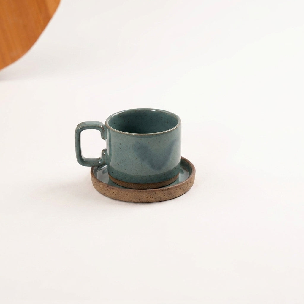 Xícara Borda Reta em cerâmica artesanal — tamanho 180ML, argila Cappuccino, esmalte Verde Exército