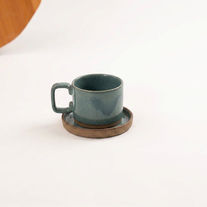 Xícara Borda Reta em cerâmica artesanal — tamanho 180ML, argila Cappuccino, esmalte Verde Exército