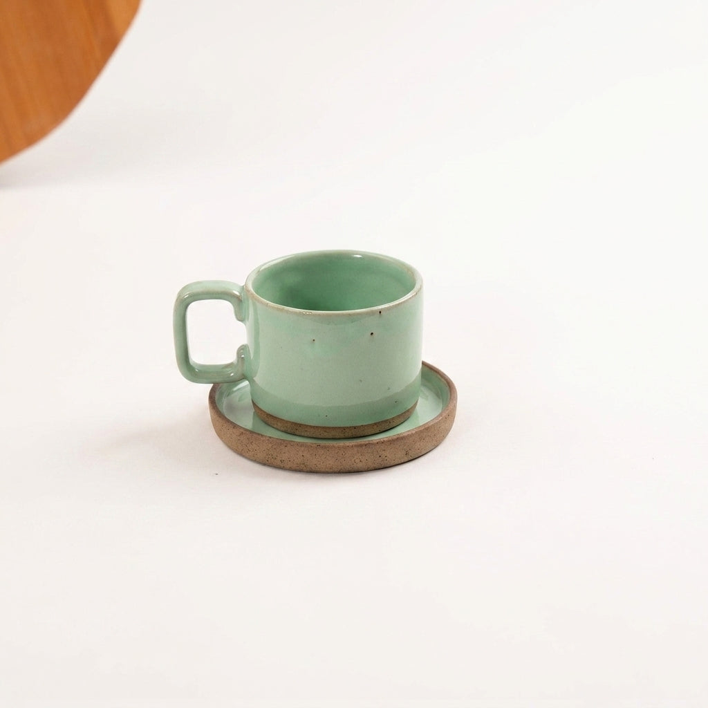 Xícara Borda Reta em cerâmica artesanal — tamanho 180ML, argila Cappuccino, esmalte Verde Menta