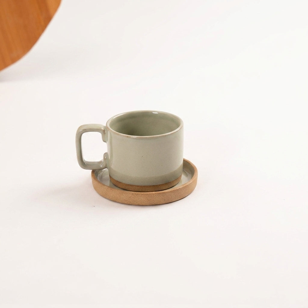 Xícara Borda Reta em cerâmica artesanal — tamanho 180ML, argila Cappuccino, esmalte Verde Pompeia