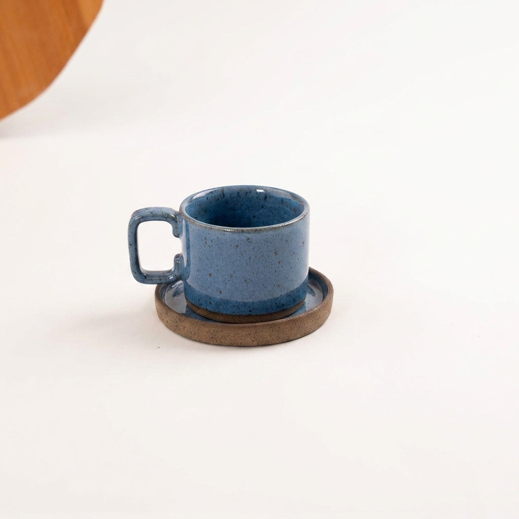 Xícara Borda Reta em cerâmica artesanal — tamanho 180ML, argila Flocos, esmalte Azul Safira