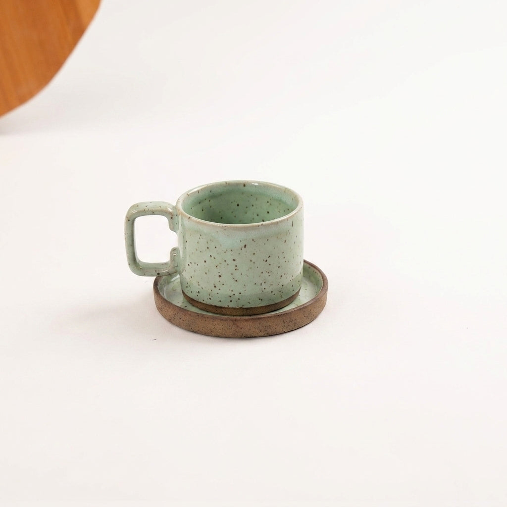 Xícara Borda Reta em cerâmica artesanal — tamanho 180ML, argila Flocos, esmalte Verde Menta