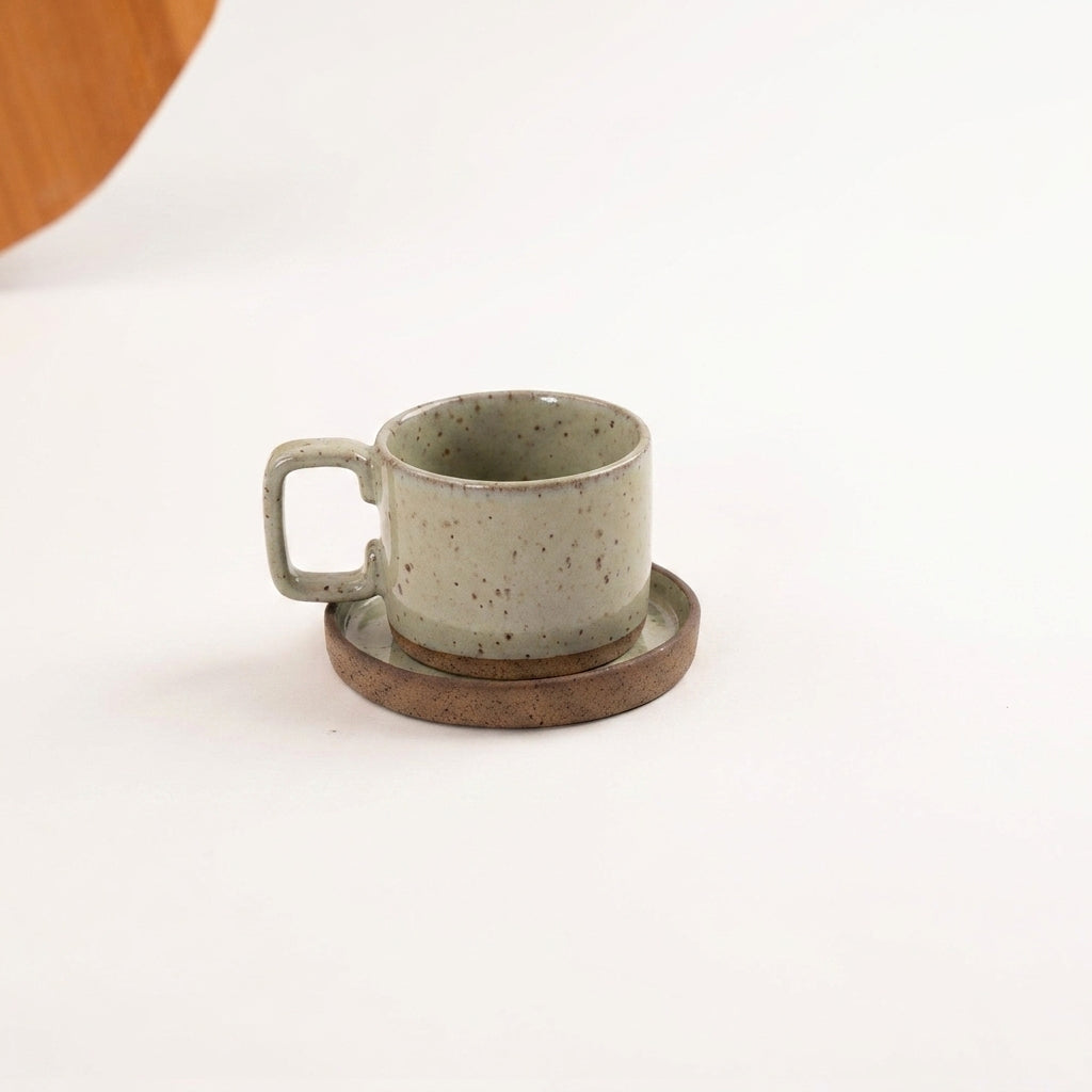 Xícara Borda Reta em cerâmica artesanal — tamanho 180ML, argila Flocos, esmalte Verde Pompeia