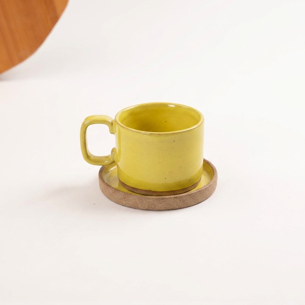 Xícara Borda Reta em cerâmica artesanal — tamanho 250ML, argila Cappuccino, esmalte Amarelo Intenso