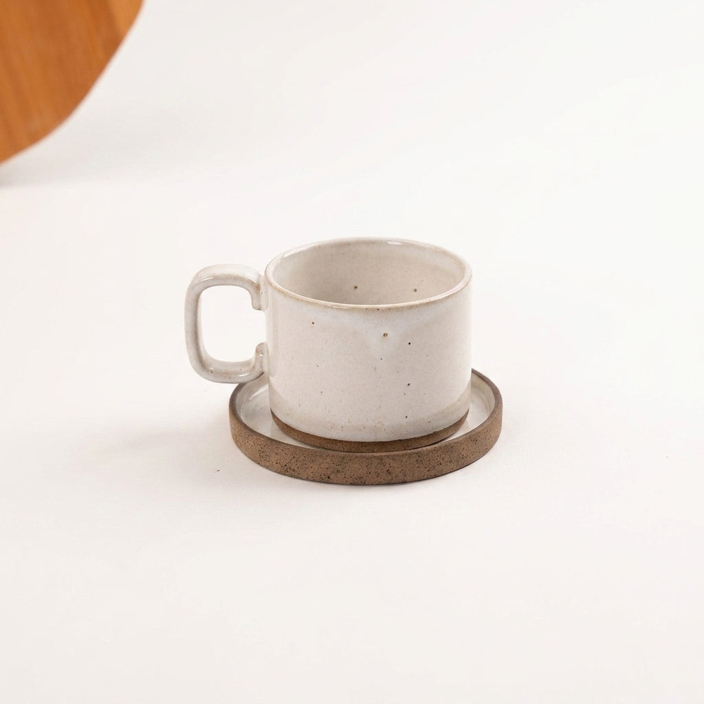 Xícara Borda Reta em cerâmica artesanal — tamanho 250ML, argila Cappuccino, esmalte Branco AMME