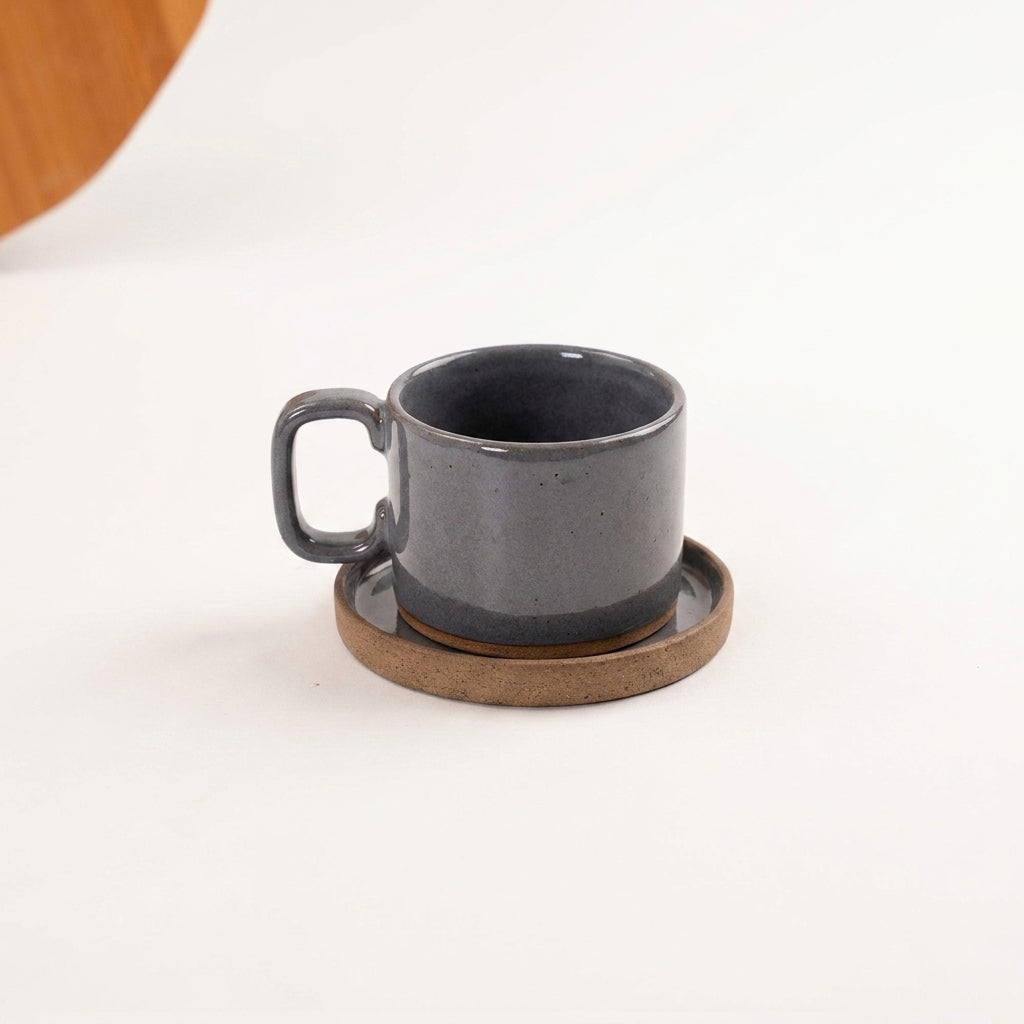 Xícara Borda Reta em cerâmica artesanal — tamanho 250ML, argila Cappuccino, esmalte Grafite