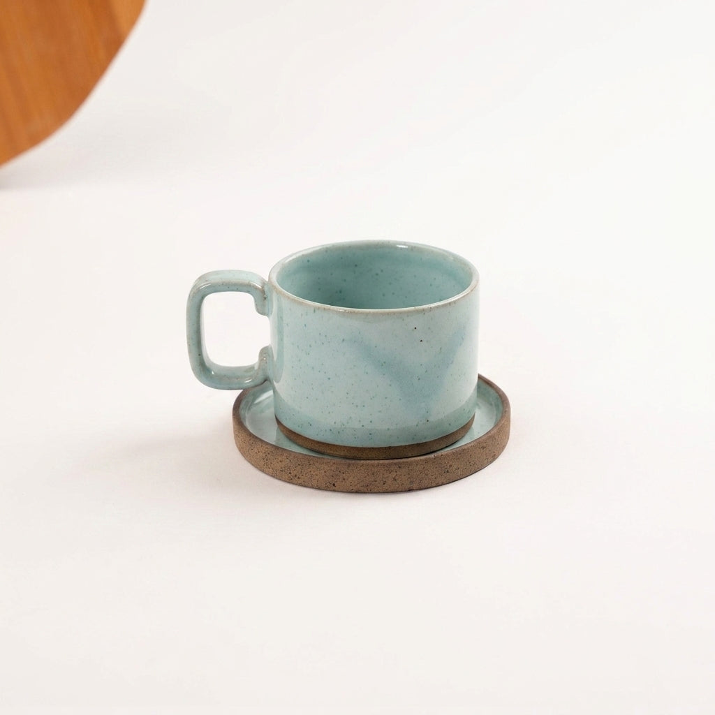 Xícara Borda Reta em cerâmica artesanal — tamanho 250ML, argila Cappuccino, esmalte Jujuba