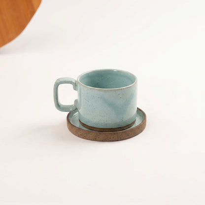Xícara Borda Reta em cerâmica artesanal — tamanho 250ML, argila Cappuccino, esmalte Jujuba