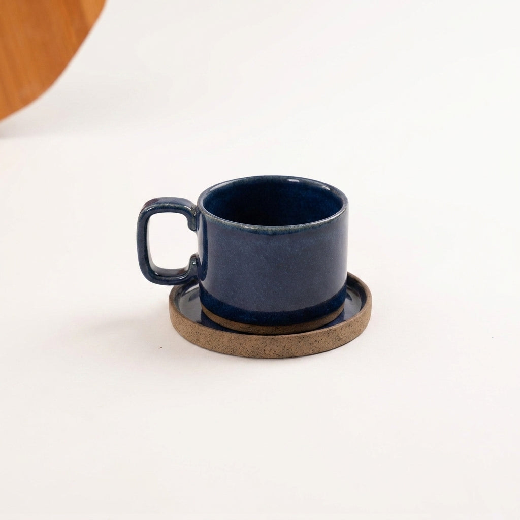 Xícara Borda Reta em cerâmica artesanal — tamanho 250ML, argila Cappuccino, esmalte Lazuli