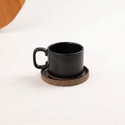 Xícara Borda Reta em cerâmica artesanal — tamanho 250ML, argila Cappuccino, esmalte Preto Acetinado