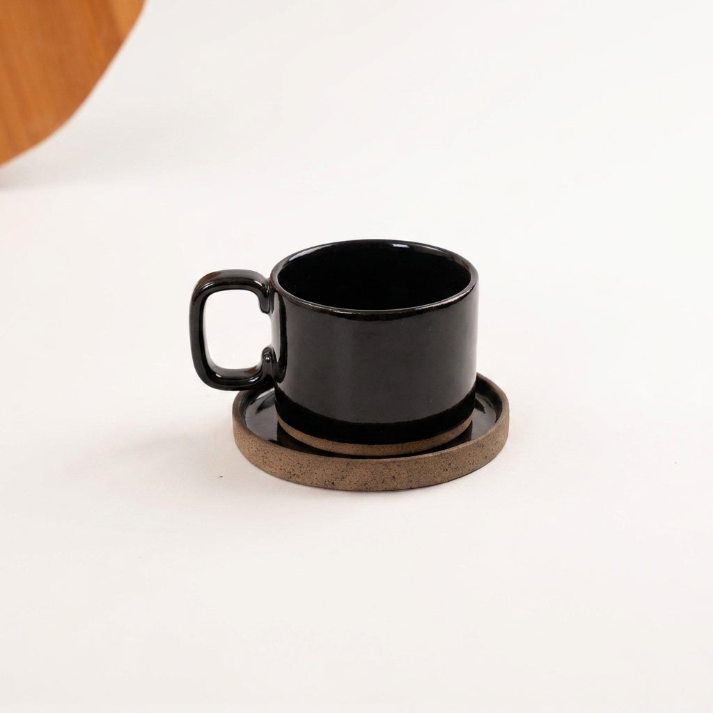 Xícara Borda Reta em cerâmica artesanal — tamanho 250ML, argila Cappuccino, esmalte Preto Ébano