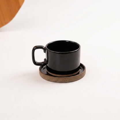 Xícara Borda Reta em cerâmica artesanal — tamanho 250ML, argila Cappuccino, esmalte Preto Ébano