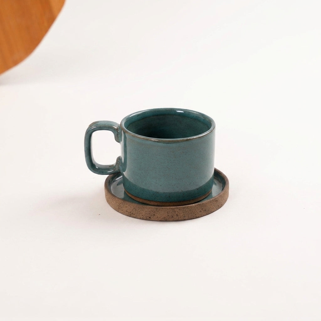Xícara Borda Reta em cerâmica artesanal — tamanho 250ML, argila Cappuccino, esmalte Verde Exército