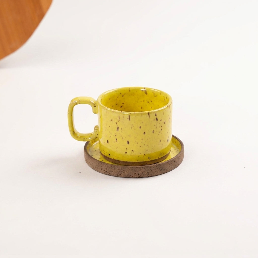 Xícara Borda Reta em cerâmica artesanal — tamanho 250ML, argila Flocos, esmalte Amarelo Intenso