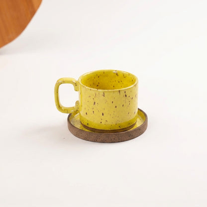 Xícara Borda Reta em cerâmica artesanal — tamanho 250ML, argila Flocos, esmalte Amarelo Intenso